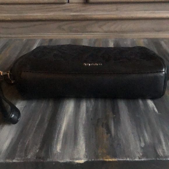 EC Coach Wristlet - Picture 2 of 11